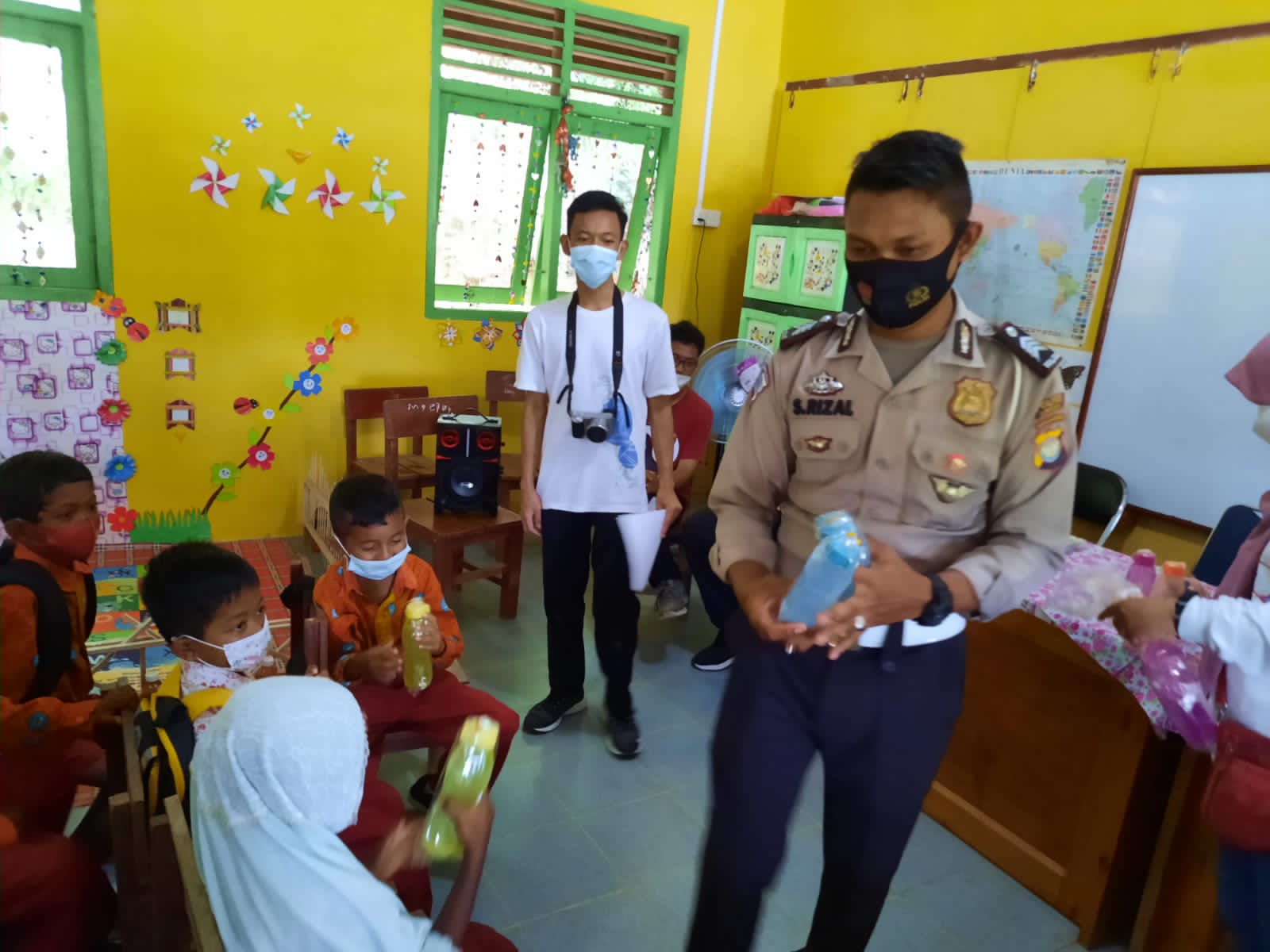Gelar Giat Polsanak Di SDN 006 Selayar, Ini Dialkukan Satlantas Polres Lingga Bersama Tim Pengmas Os