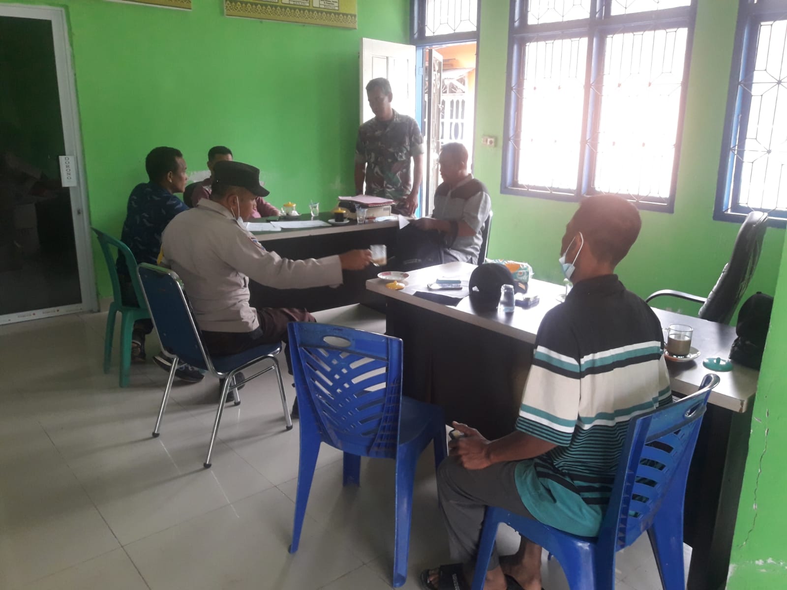 Bina Sinergitas Babinsa Koramil Pwk 03/Sungai Sembilan Jalin Komsos Dengan Staf Kelurahan