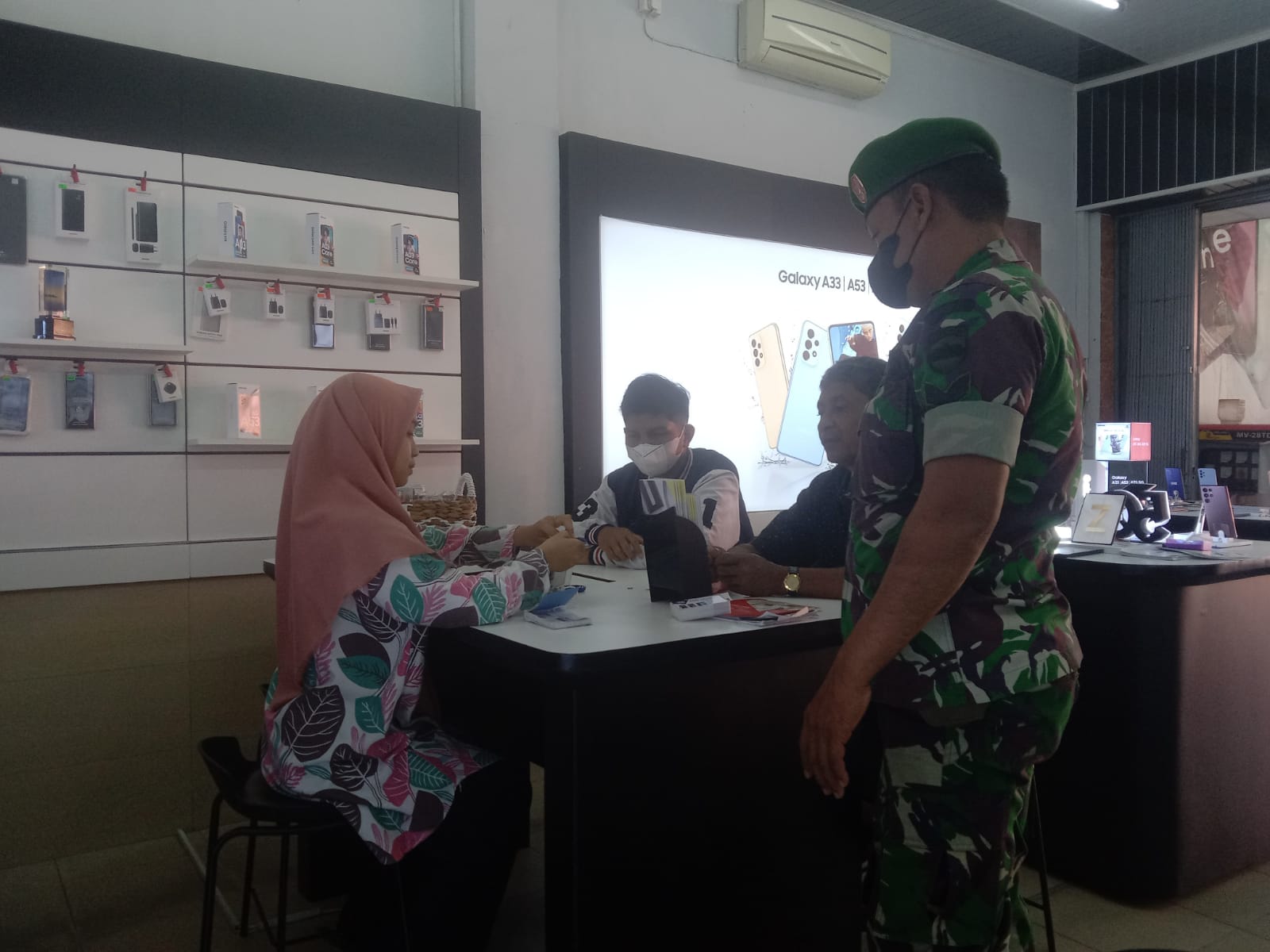 Sertu Sutiono Melaksanakan Sosialisasi Pencegahan Covid-19 di Daerah Binaannya