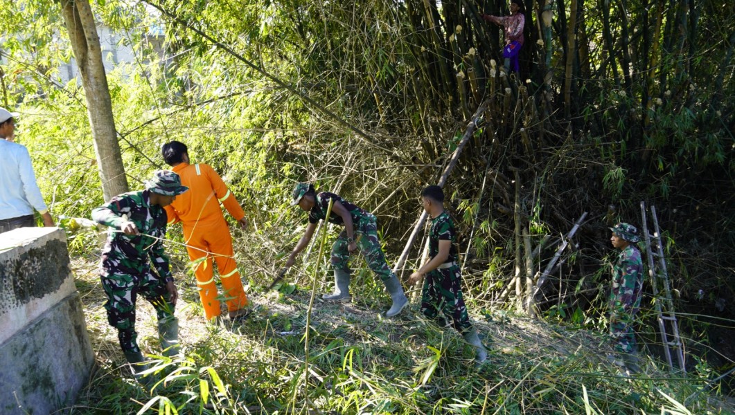 Rawat Ekosistem Alam: Satgas TMMD 129 Bojonegoro bersama Masyarakat Bersihkan Bantaran Sungai Kesongo