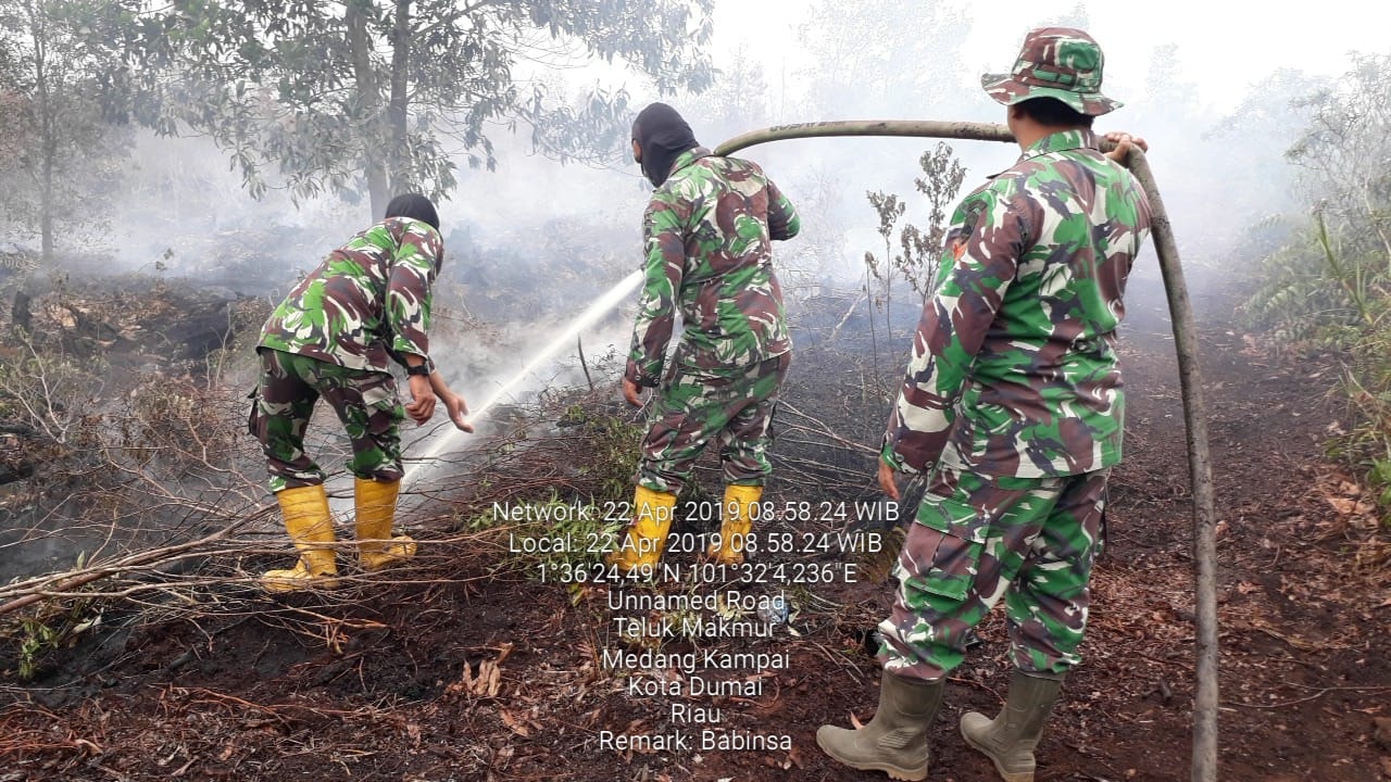 Anggota Kodim 0320/Dumai Melaksanakan Pemadaman Dan Pendinginan Karlahut