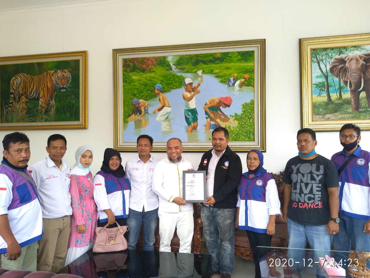 LPA Labuhanbatu Berikan Penghargaan Kepada Bupati Andi Suhaimi