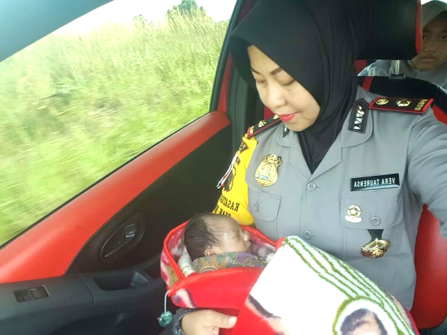 Orang tua Tak bertanggung jawab, Tinggalkan Bayinya Di Depan Teras Sebuah Perusahaan