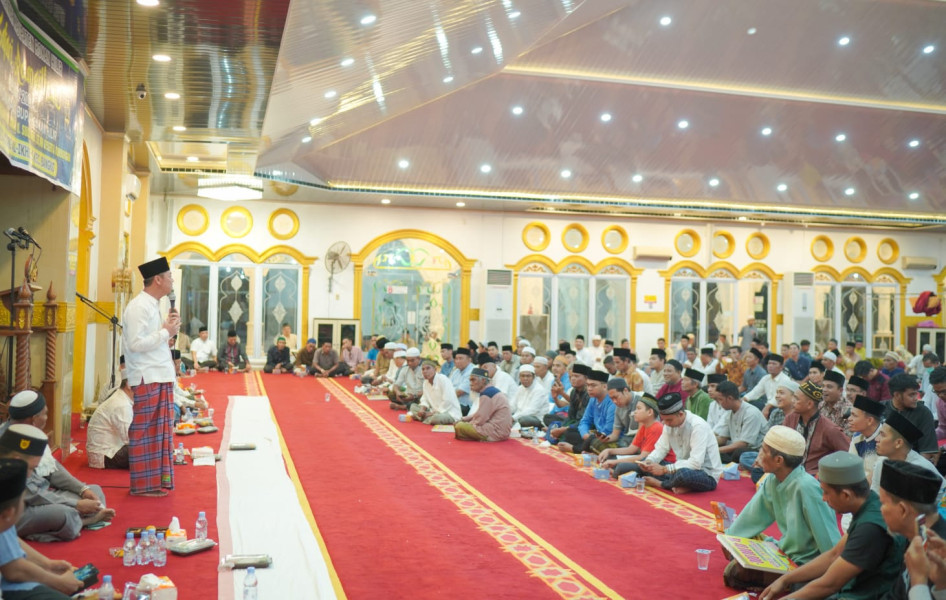 Safari Ramadan, Bupati Rohil Serahkan Bantuan Kepada 25 Masjid dan Musholla di Bagansiapiapi