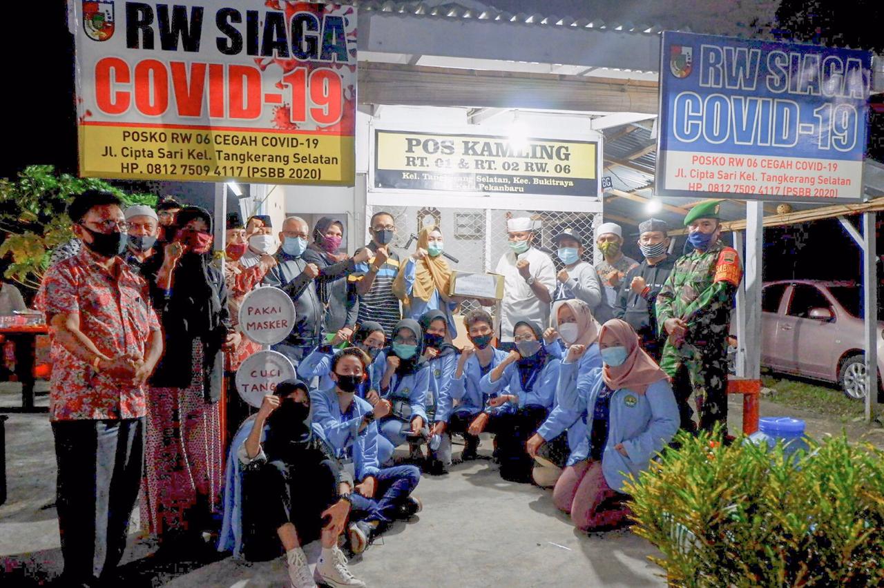 Mahasiswa Kukerta UNRI 2020 Serahkan Bantuan Covid-19