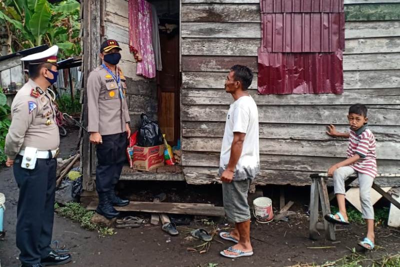Hari Ini Polres Bengkalis Berikan Bansos 300 Kg Beras Buat Masyarakat Terdampak Covid-19