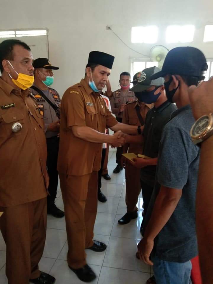 Bupati Labuhanbatu Andi Suhaimi Serahkan BST di Kecamatan Panai Hulu