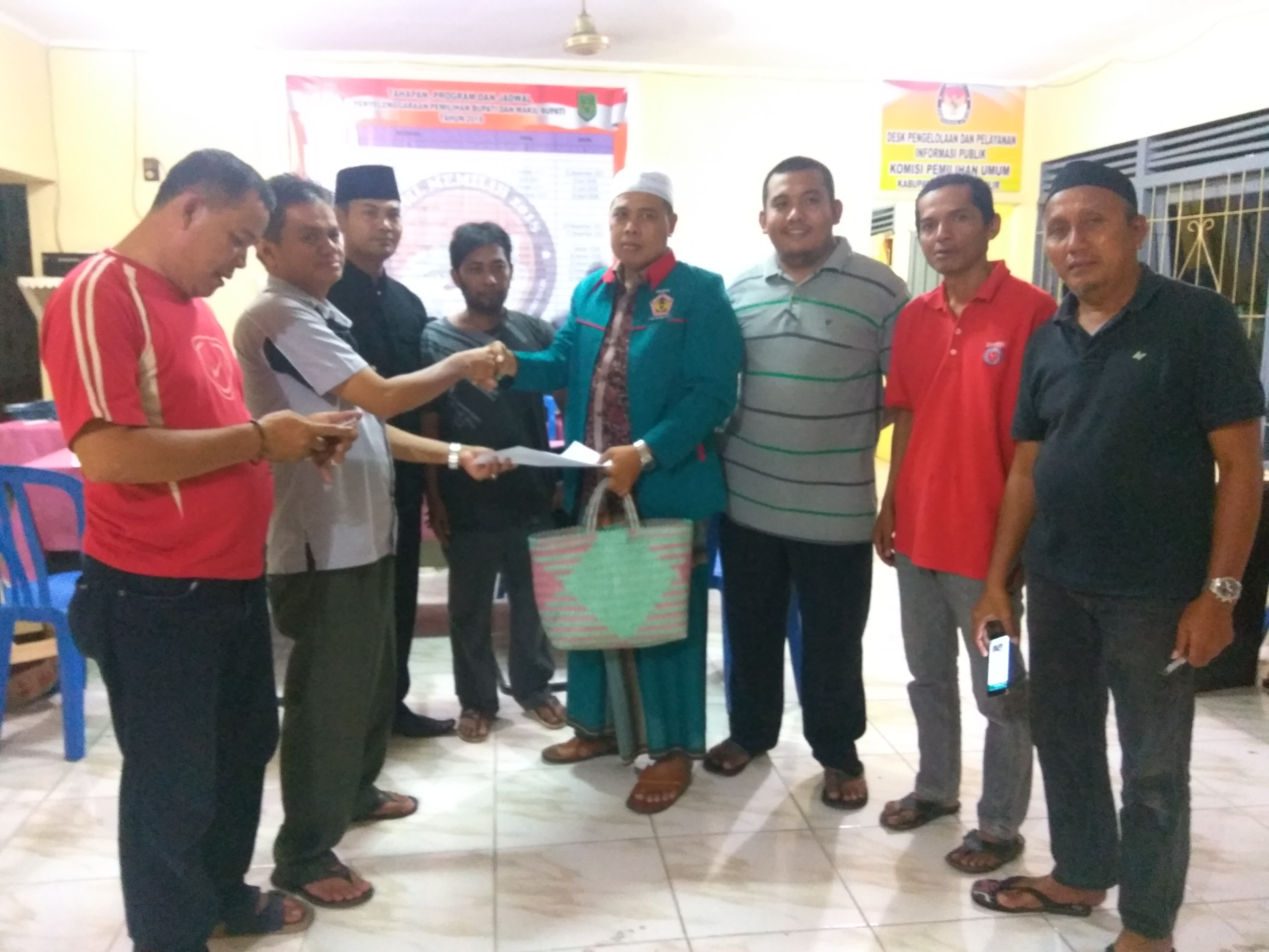 Ketua DPC Partai Idaman Inhil Lengkapi Berkas dengan Sarung