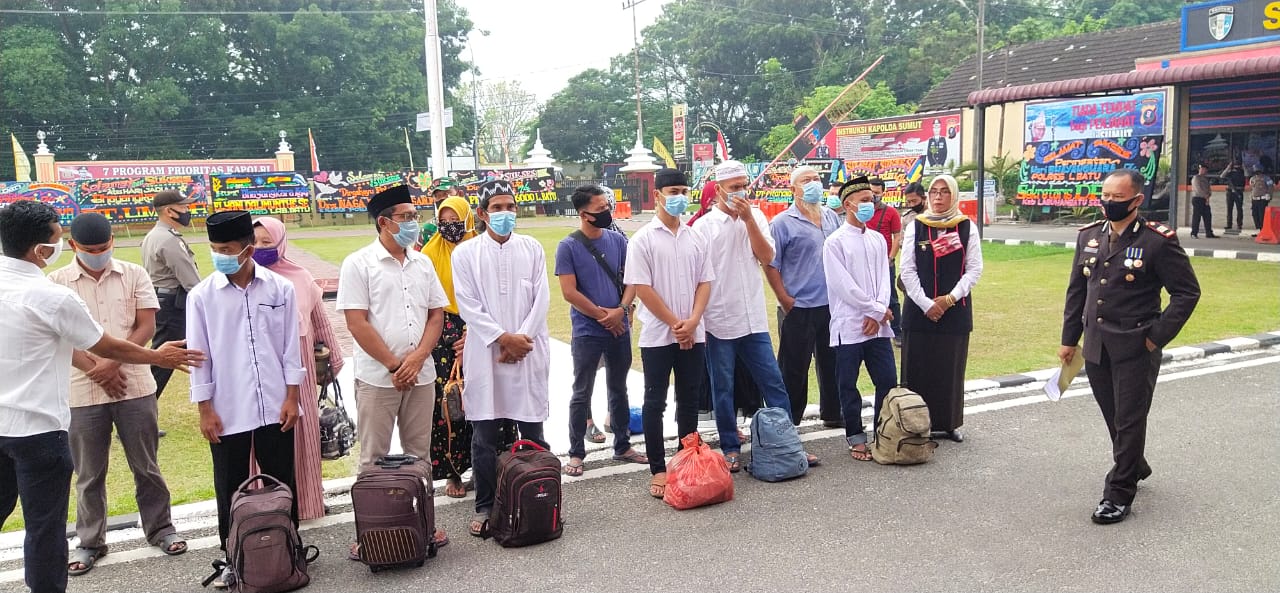 Lurah Aek Paing Parida Hanum Hadiri Acara HUT BHAYANGKARA ke 74