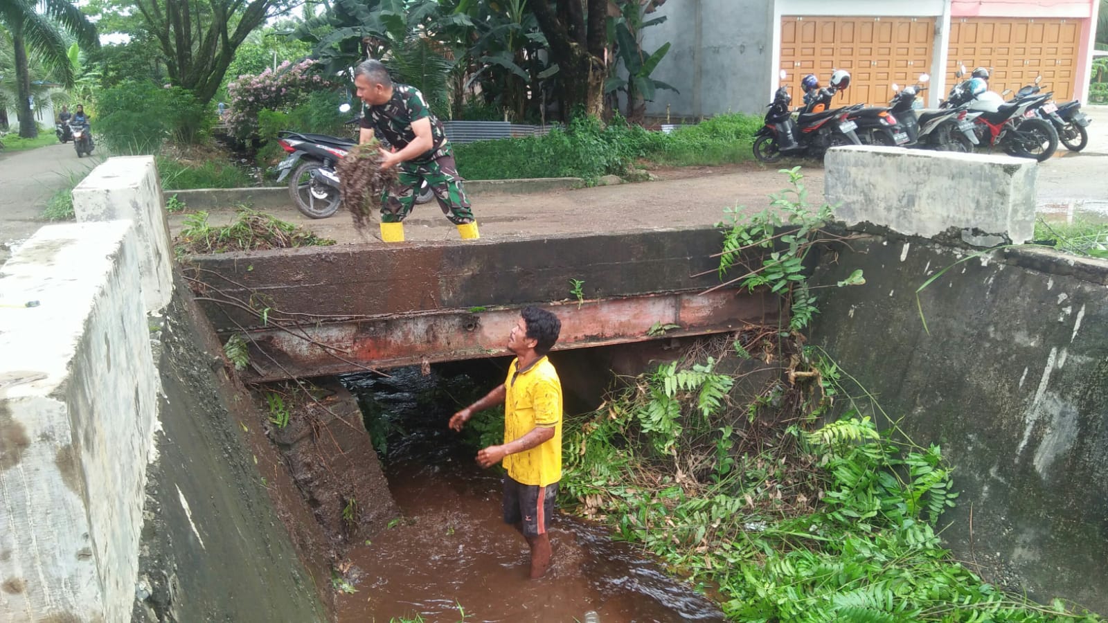 Laksanakan Program khidmat Kebersihan, Danramil dan Babinsa Turun Lapangan