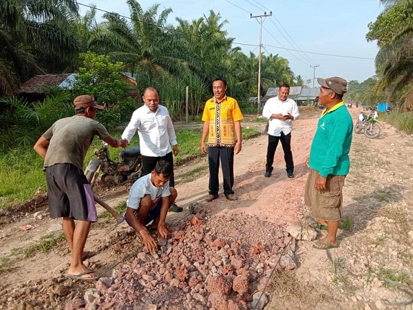 Bupati Labuhanbatu Berikan Sumbangan 5 Truk Tanah untuk Pengerasan Jalan