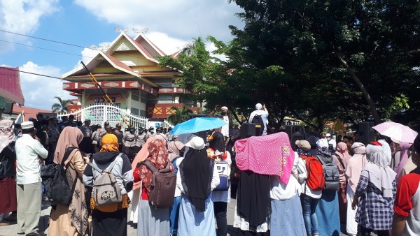 Ratusan Massa Datangi DPRD Riau