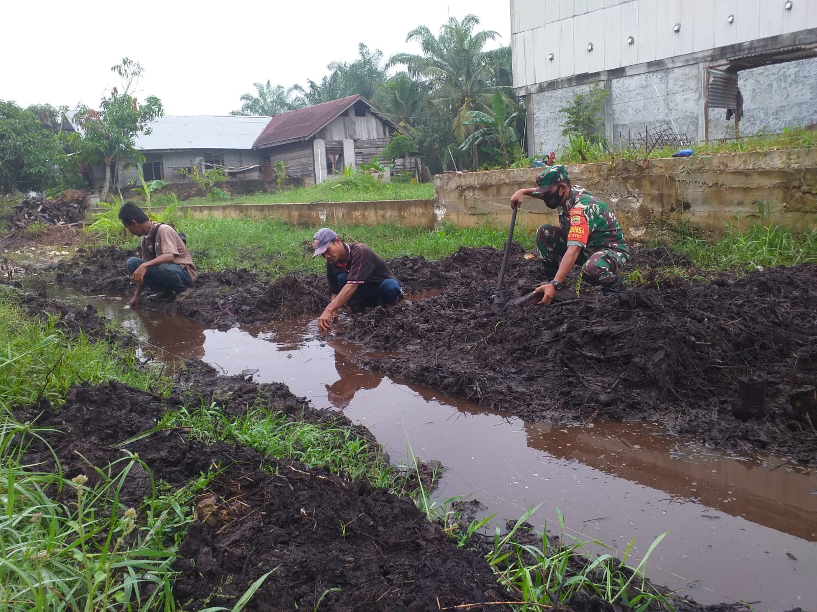 Sertu Sugianto Bantu Masyarakat Bangun Saluran Selokan