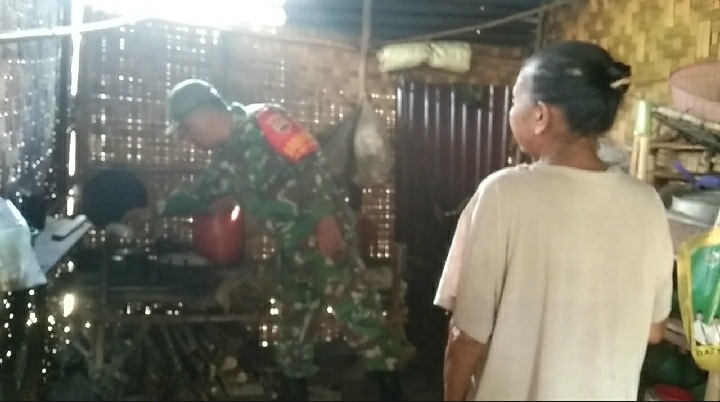 Serda Roni Sandra Laksanakan Giat Babinsa Masuk Dapur