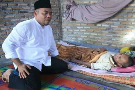Bupati Labuhanbatu Kunjungi Kakek Penderita Lumpuh di Panai Hulu