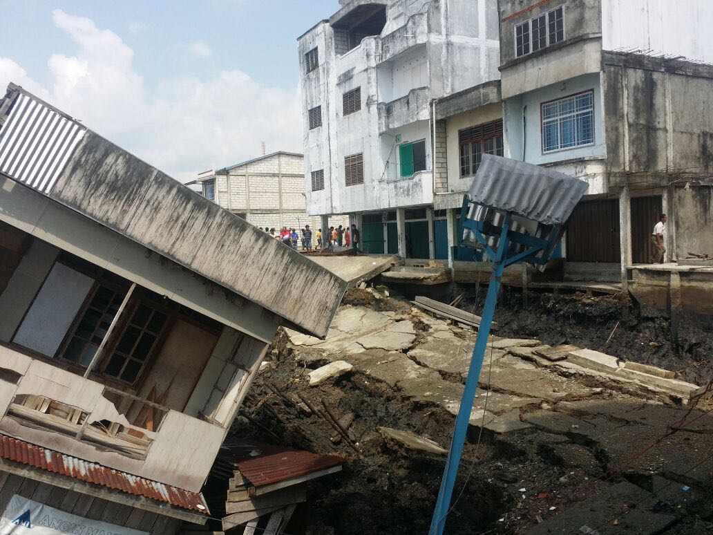 Longsor Lagi, Jalan Beton di Kuala Enok Ambruk Ke Lumpur