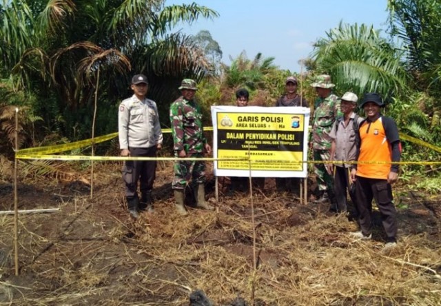 Pemasangan Police Line di  Lahan Terbakar Oleh Danramil dan Kapolsek Tempuling Inhil