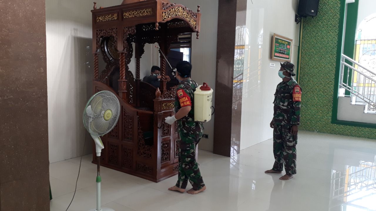 Babinsa-Bhabinkamtibmas Dan Lurah Sumahilang Semprotkan Disinfektan Ke Masjid Darul Amal