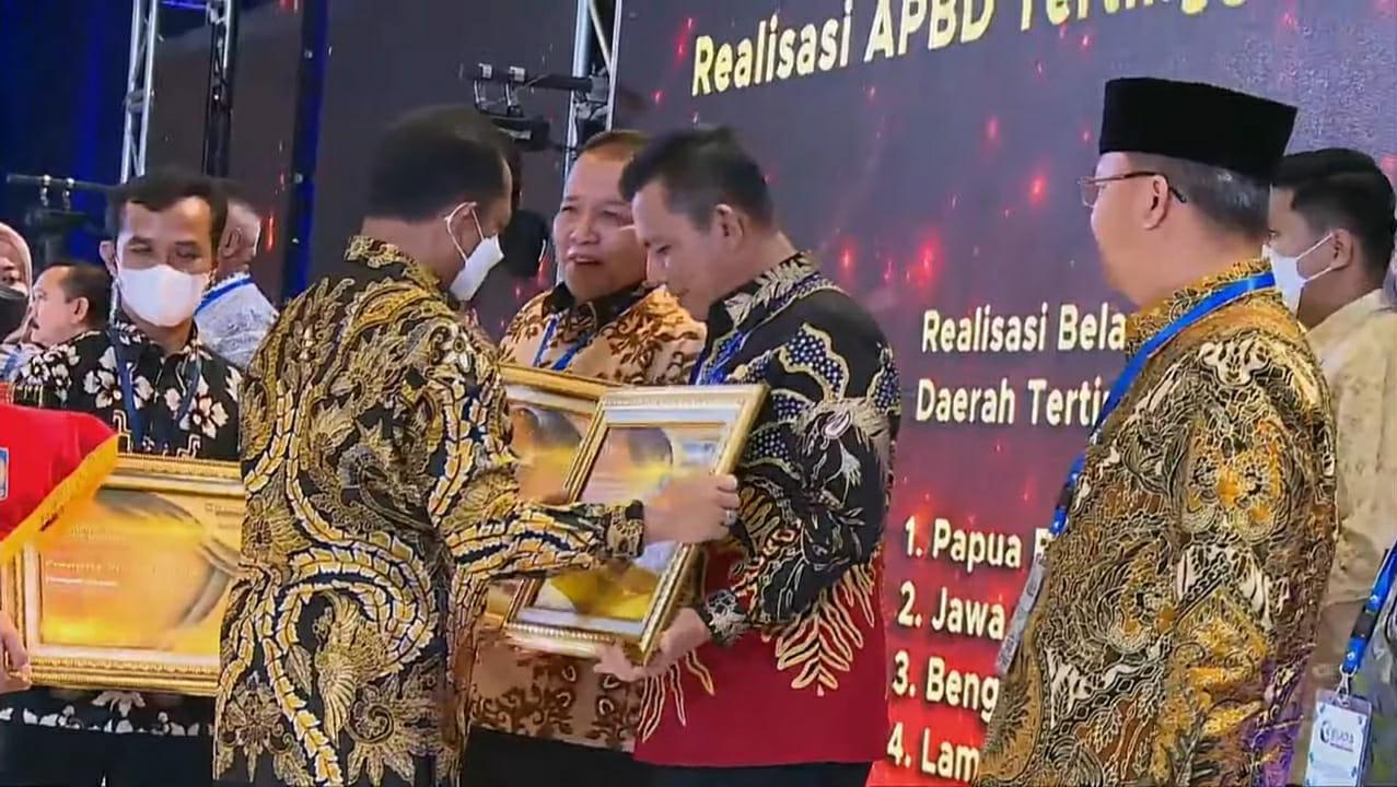 Pemprov Kepri Terima Penghargaan Sebagai Pemda yang Realisasi Belanja APBD-nya Tertinggi di 2021