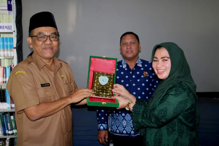 Hj Rosmanidar Membuka Acara Stakeholder Meeting Bidang Perpustakaan