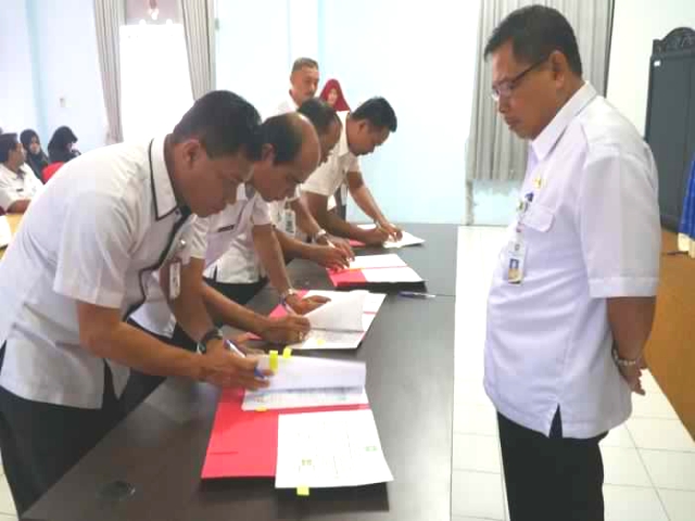 Pejabat Inspektorat Bengkalis Teken Fakta Integritas dan Perjanjian Kerja