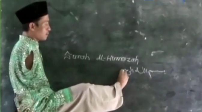 Luar Biasa...!!! Pak Guru Ini Tetap Mengajar Meski Tanpa Lengan