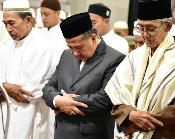 Wabup Rosman Malomo Salat Idul Fitri di Masjid Agung Al-Huda