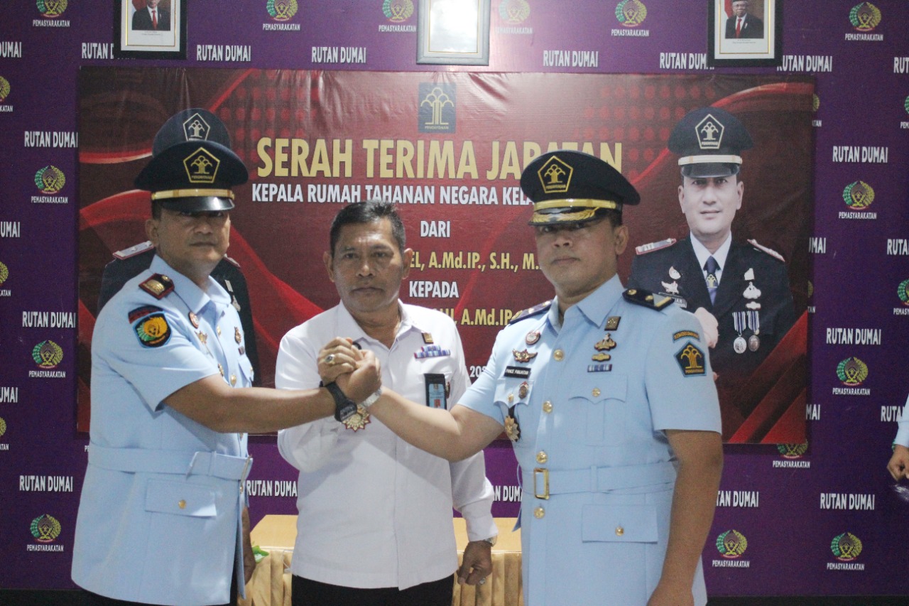 Pance Daniel Serah Terimakan Jabatan Kepala Rutan Dumai Kepada Bastian Manalu