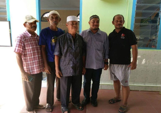 Johannes Serahkan Sejumlah Bantuan di RT 09 Bumi Ayu