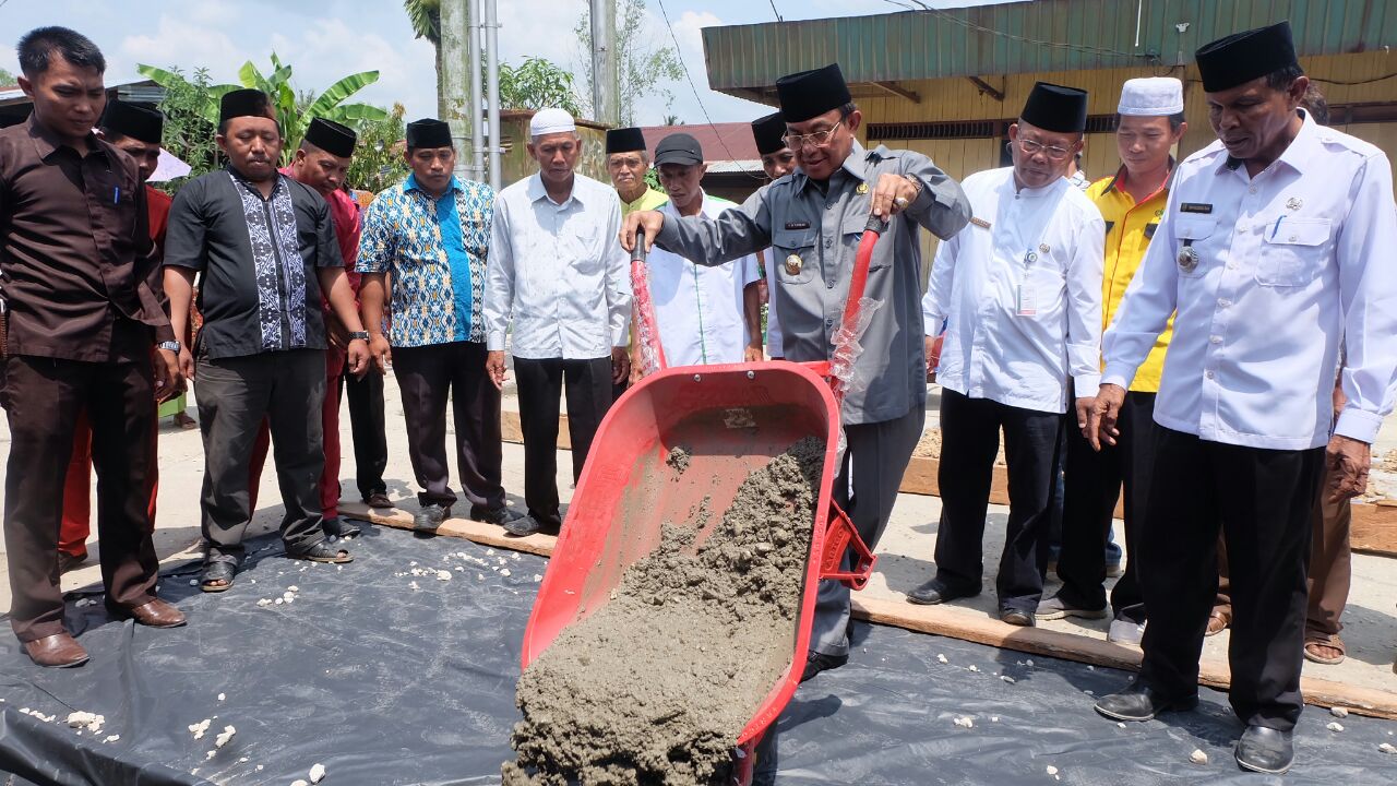 Bupati Inhil Awali Pengecoran Jalan Rabat Beton Desa Pebenaan