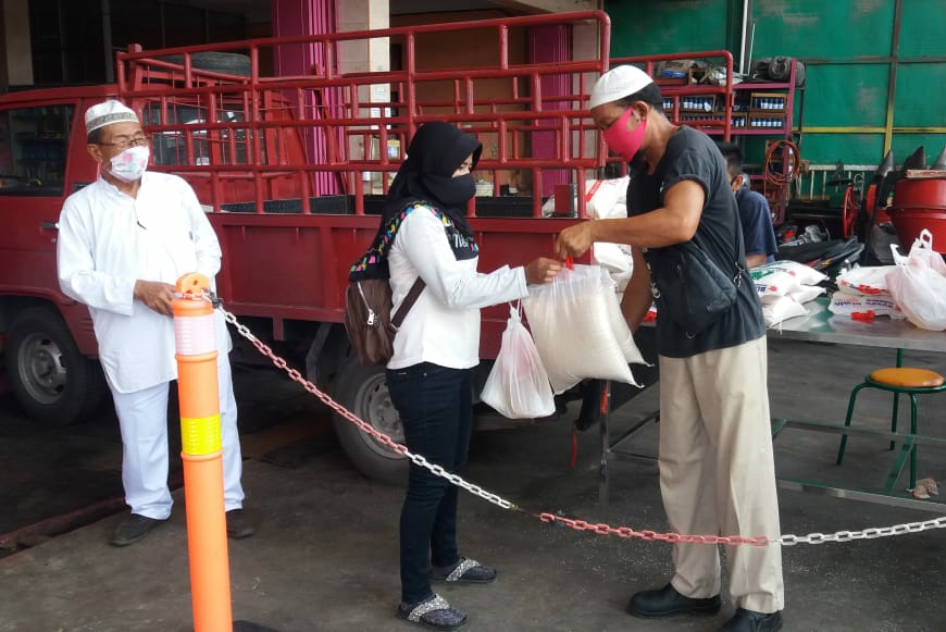 H.Idrus Bagikan 500 Paket Sembako untuk Masyarakat Dumai
