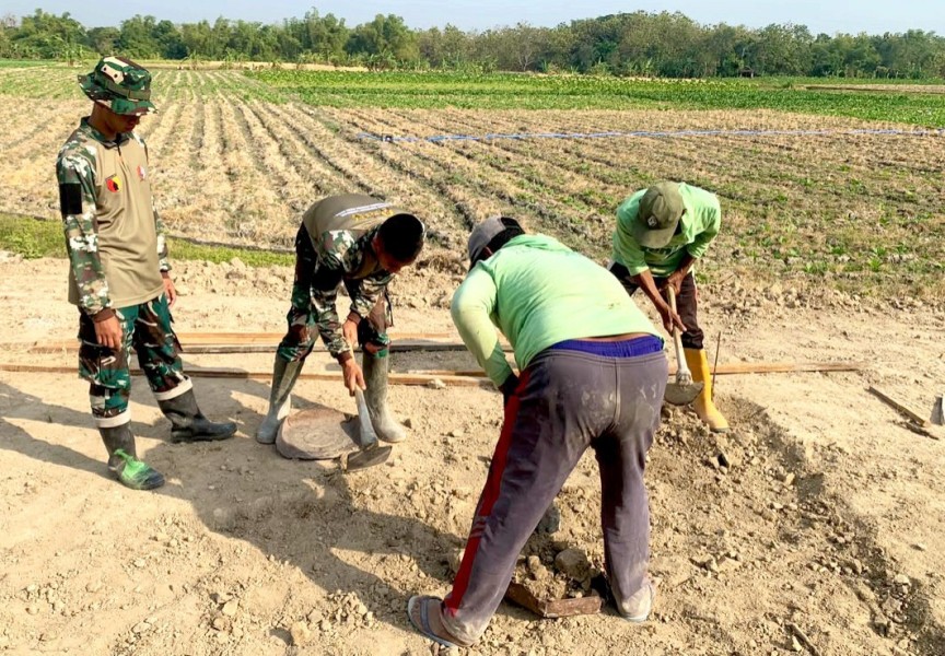 Pacu Ekonomi Pedesaan: Satgas TMMd 129 Bojonegoro Bangun Lapak PKL di Rest Area Kesongo