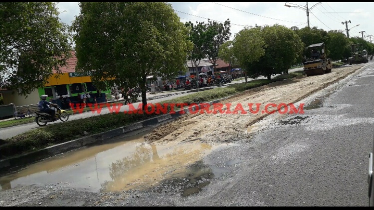 Diduga Tidak Sesuai Kontrak, Proyek Overlay Jalan SS Kasim Dumai Terus Berjalan