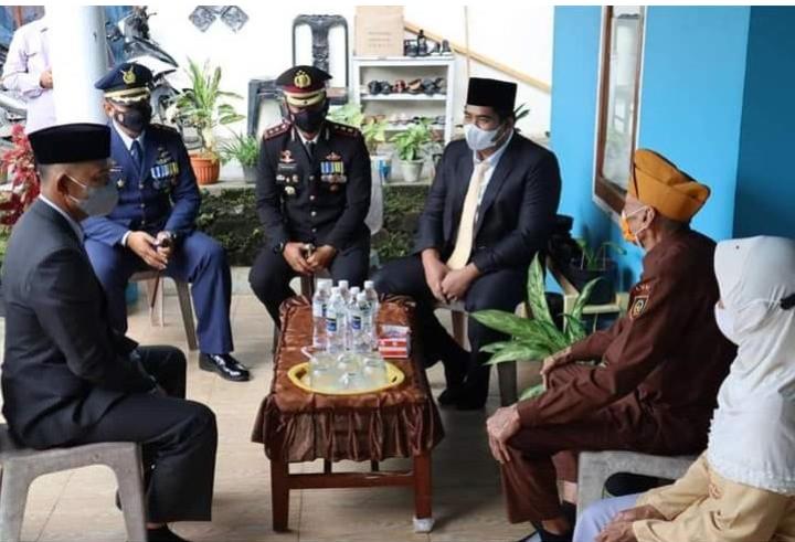 Veteran di Gunung Kijang Dikunjungi Plt Bupati Bintan