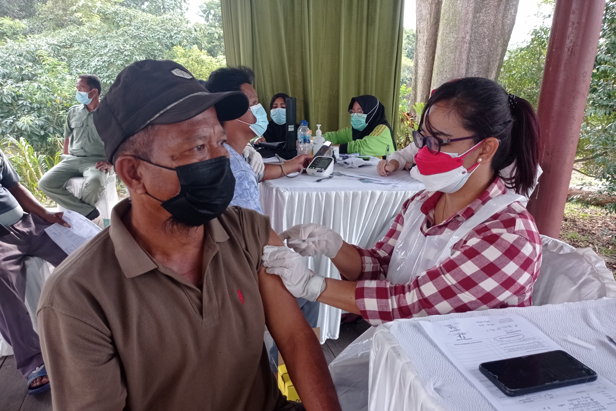 Ratusan Warga Suku Sakai Disuntik Vaksin Corona