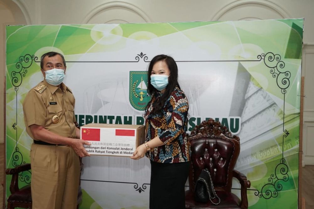 Bantu Perangi Covid19, Konjen RRT di Medan Serahkan Bantuan