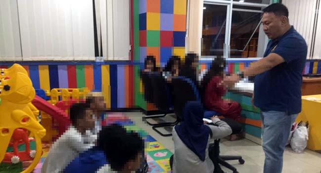 Prostitusi Online Terungkap di Padang, Sepuluh Orang Diamankan