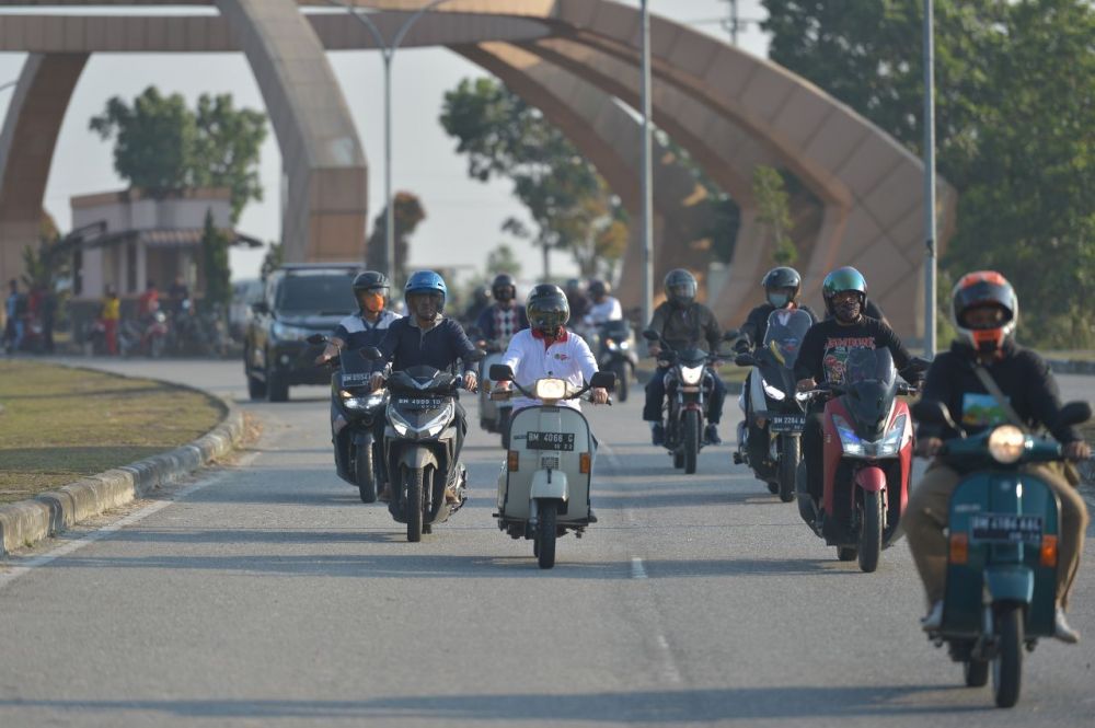 Naik Vespa, Gubri Ajak Masyarakat Patuhi Protokol Kesehatan