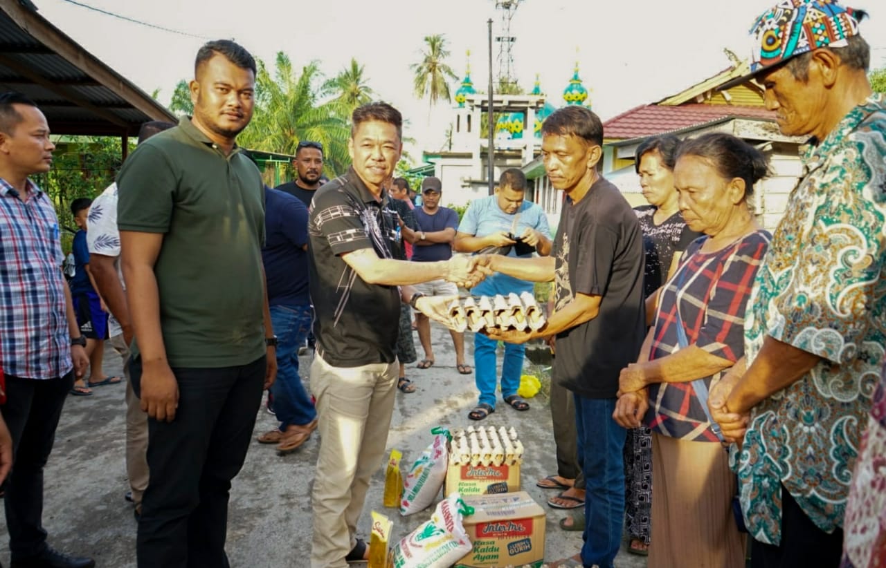 Bupati Rohil Afrizal Sintong Sambangi Warganya Yang Tengah Mengalami Musibah Kebakaran