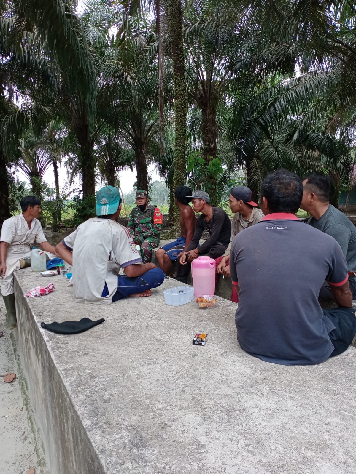 Pelda Joko Laksanakan Komsos Dengan Petani Sawit