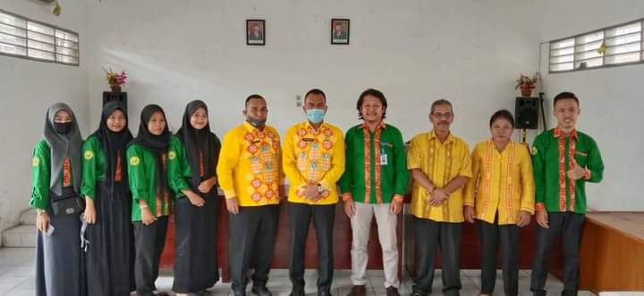Mahasiswa Universitas Labuhanbatu Berikan Cinderamata Untuk Dinas PMD