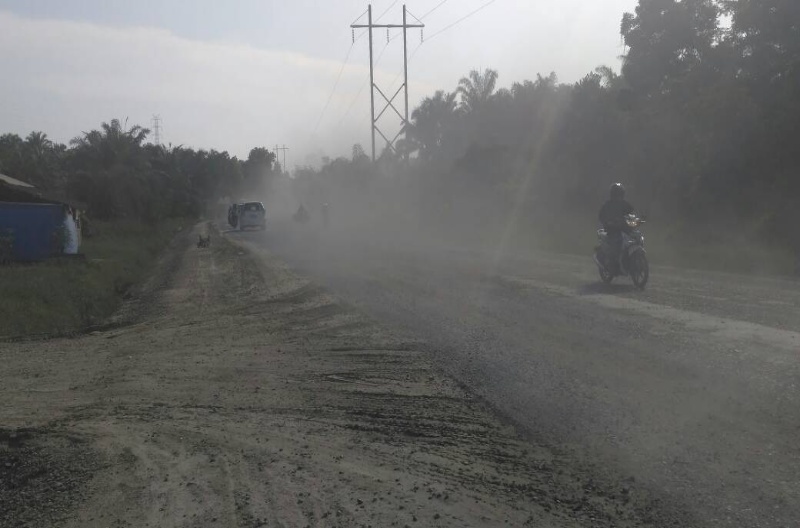 Masyarakat Keluhkan Kondisi Jalan KM 13 Kulim Berdebu