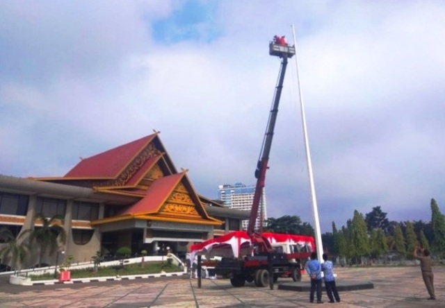 Tali Bendera Putus dan Mic Mati saat Upacara di Kantor Gubri