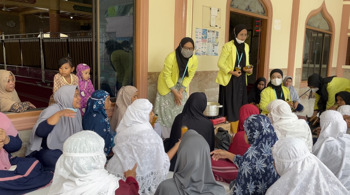 Mahasiswa KKN STIFAR Bagikan Bibit dan Penyuluhan TOGA