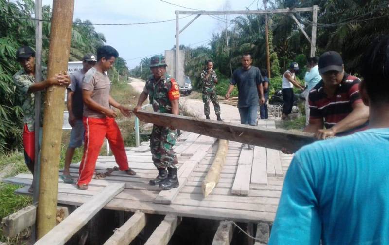 Serka Sukardi, Babinsa Kodim 0320/Dumai Perbaiki Jembatan Bersama Warga Bumi Ayu