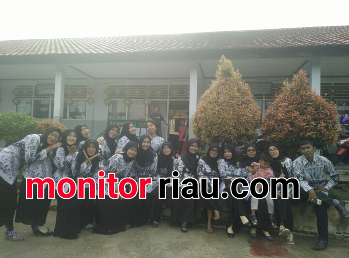 Guru Sekolah Dasar Negeri 50 Babussalam Pelakasana Upacara Senin