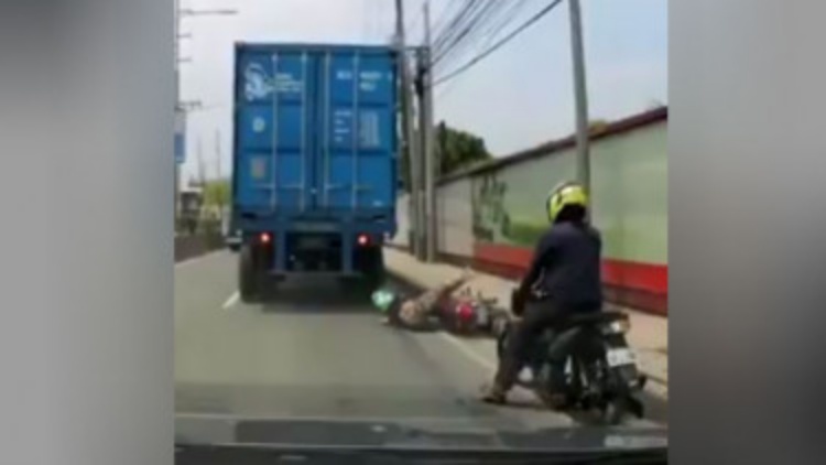 Video Detik-detik Pemotor Nyaris Terlindas Truk Kontainer