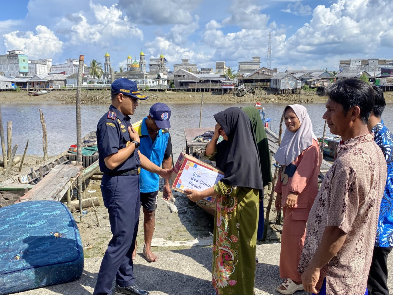 Aksi KPPBC Tembilahan, Menyerahkan Bantuan Kepada Korban Tanah Longsor di Kuala Enok