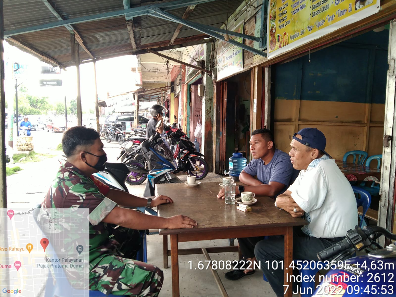 Serda Harmaini Datangi Warung-warung di Kelurahan Laksamana