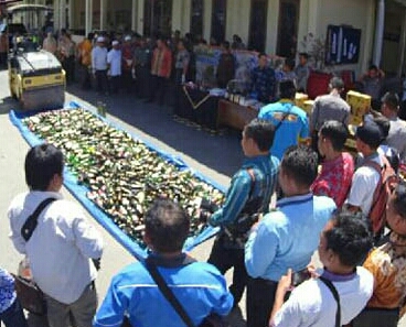 Polres Rohul Musnahkan Ribuan Botol Miras dan Petasan